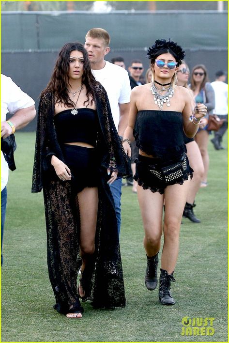 Kendall & Kylie Jenner Went All Out with Their Coachella Outfits Kylie Jenner Coachella, Celebrity Coachella Outfits, Moda Kylie Jenner, Moda Coachella, Style Kylie Jenner, Coachella Celebrities, Kylie Jenner Fotos, Coachella 2014, Jenner Girls