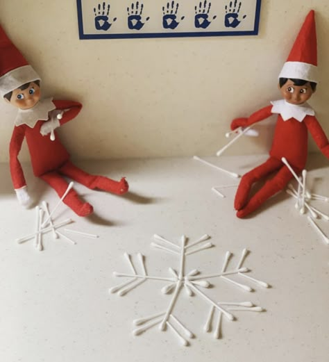 Have your elves build snowflakes out of Q-tips! Elf Classroom, Christmas Crafts And Activities, Q Tips, Snowing Outside, Easy Elf On The Shelf, Easy Elf, Elf Me, Awesome Elf On The Shelf Ideas, Elf Activities