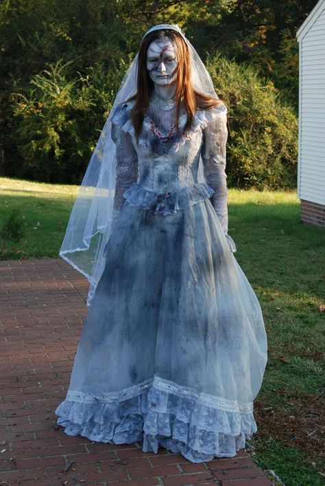 Zombie Bride. Photo by TimeStoppers Photography. Halloween Costumes Zombie, Zombie Bride Costume, Easy College Halloween Costumes, Halloween Party Decor Diy, Costumes College, Ghost Bride, Zombie Bride, Best Friend Halloween Costumes, Halloween Costumes College Girls