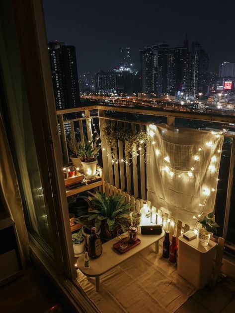 City Apartment Aesthetic, Fall Houses Exterior, Home Decor Balcony, Balcony Decoration Ideas, Apartment Party, Condo Balcony, Apartment Exterior, Balcony Decoration, Small Balcony Garden