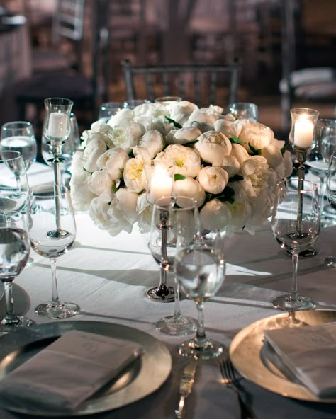 White Peonies Centerpiece, Martha Stewart Weddings Flowers, Peonies Wedding Centerpieces, Classic Wedding Centerpieces, White Wedding Centerpieces, Peonies Centerpiece, All White Wedding, Peony Wedding, Elegant Dinner