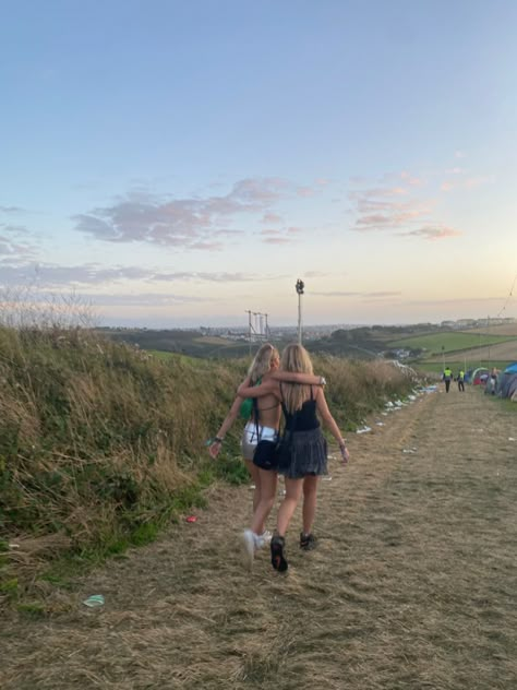 Festival friends Festival Friends Aesthetic, Aesthetic Festival Photos, Festival Inspo Pics, Camping Festival Aesthetic, Festival Pics Ideas, Leeds Festival Aesthetic, Country Festival Aesthetic, Festival Camping Aesthetic, Summer Camp Aesthetic Friends