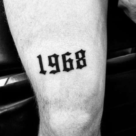 1996 Knee Tattoo, 1982 Tattoo Design, Year Tattoo Number Old English, 1964 Tattoo Number Font, 1996 Tattoo Font, Knee Tattoo Numbers, Man Tattoos Ideas, 2004 Tattoo Ideas For Men, 1995 Tattoo Old English