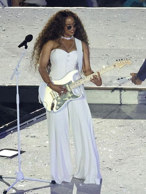 H.E.R. Performed At The Paris 2024 Olympic Games Closing Ceremony In Ralph Lauren Collection Edinburgh Festival, Red Carpet Beauty, Menswear Runway, Spring Summer Trends, Zoe Saldana, Celebrity Style Red Carpet, Ralph Lauren Collection, Celebrity Red Carpet, Olympic Games