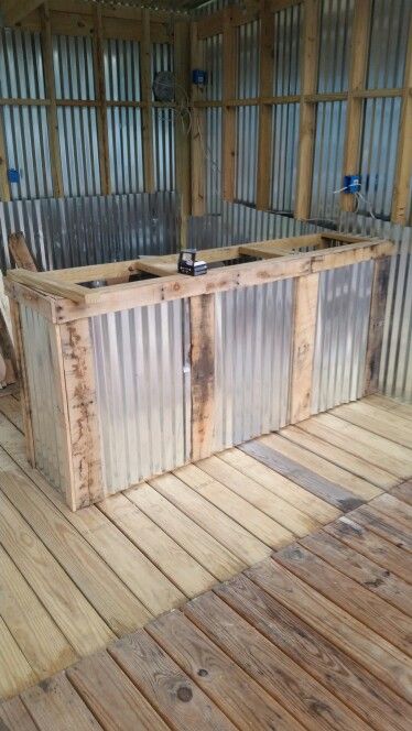 Front of bar with tin and pallet wood trim. Almost ready to put on a bar top. Pallet Wood Bar, Bar Top Ideas, Top Diy Ideas, Wood Bar Top, Tin Bar, Kimberly Smith, Pallet Bar Diy, Diy Outdoor Bar, Outside Bars