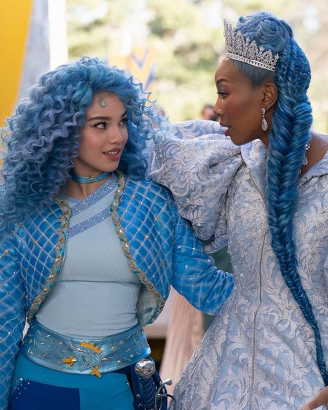 Disney Lovers! • Instagram Drizella Tremaine, Disney Descendants Party, Descendants Pictures, Descendants Wicked World, Cinderella Fairy Godmother, Descendants Characters, Disney Descendants Movie, Descendants Party, Descendants Cast