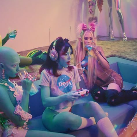 Top 13 Iconic Doja Cat Outfits That Define Her Fashion Style Alien Party, Alien Costume, Alien Girl, Space Girl, Photoshoot Concept, I Need To Know, Pose Reference Photo, Retro Futurism, Doja Cat