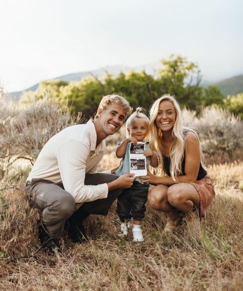 Southern Family Aesthetic, Big Happy Family Aesthetic, Family Ranch Aesthetic, Beeston Family, Beeston Fam, Southern Country Aesthetic Family, The Beeston Family, Big Family Farm Aesthetic, Pregnancy Announcement Photos