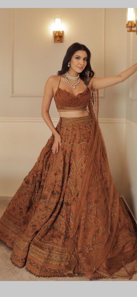 Lengha Design, Elegant Lehenga, Designer Dresses Elegant, Pakistani Lehenga, Indie Vibes, Mehndi Ceremony, Bollywood Lehenga, Desi Style, Rocker Chic