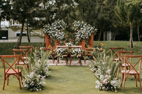 Simple Wedding Decor Outdoor, Simple Wedding Decorations Outdoor, Akad Nikah Decoration, Simple Outdoor Wedding Decor, Akad Decoration, Garden Wedding Simple, Dekorasi Wedding, Kebaya Wedding, Asian Bridal Makeup