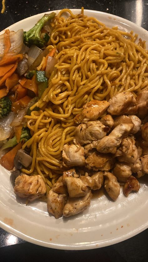 Hibachi - vegetables, noodles, and chicken Hibachi Chicken, Fast Food Drinks, Recipe Tiktok, Food Babe, Food Therapy, Food Table, Food Recepie, Food Goals, Dinner Recipe