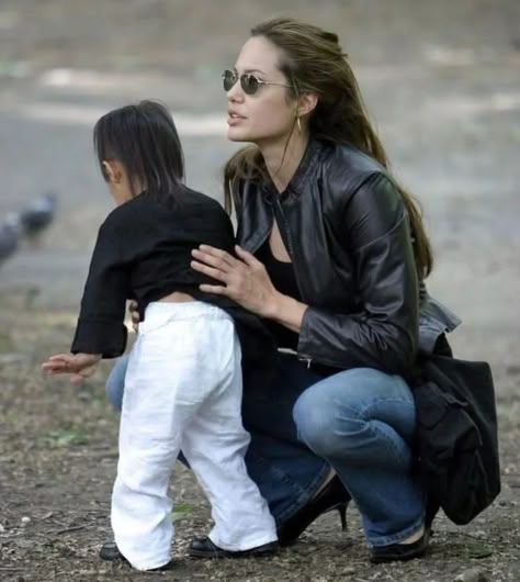 Angelina Jolie Outfits 90s, Angelina Jolie 90s Outfits, Angelina Jolie 90s Aesthetic, Angelina Jolie Style 90s, Angelina Jolie Outfits, Angelina Jolie Street Style, Angelina Jolie Aesthetic, Angelina Jolie Fashion, John Voight