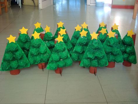 Geniales manualidades con cartones de huevos – Imagenes Educativas Kindergarten Christmas Crafts, Christmas Trees For Kids, Preschool Christmas Crafts, Egg Carton Crafts, Christmas Kindergarten, Easter Tree Decorations, Christmas Tree Crafts, Christmas School, Preschool Christmas