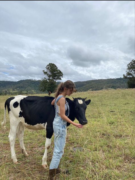 Farmer Wife Aesthetic, Farmer Girl Aesthetic, Farm Fits, Farm Girl Aesthetic, Countryside Animals, Woman Farmer, Farm Women, Country Bumpkin, Miley Stewart