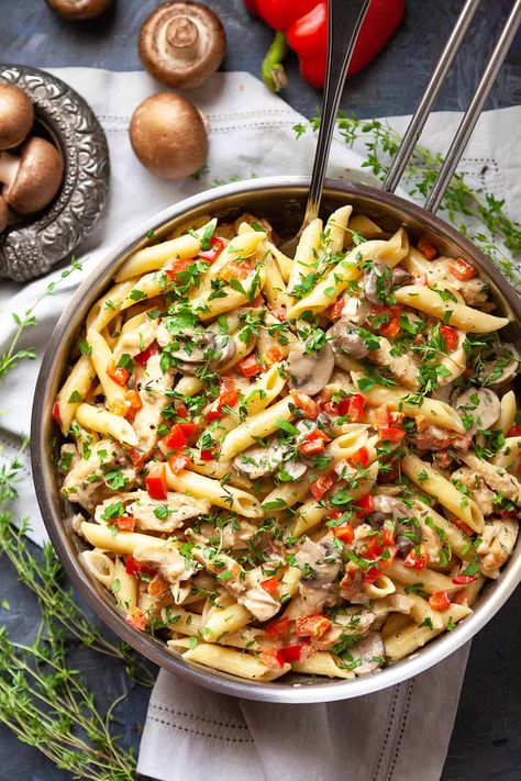 Creamy Red Pepper and Mushroom Chicken Pasta - pasta in a creamy, garlicky sauce with slices of juicy chicken, mushrooms, and red peppers. A quick and easy pasta dish full of amazing flavor. Ready in under 30 minutes. #pasta #easy #recipe #dinner #quick #creamy #mushroom #chicken #under30minutes Chicken Mushroom Pasta, Creamy Mushroom Chicken, Tuscan Chicken Pasta, Chicken Mushrooms, Red Pepper Pasta, Pasta Easy, Dinner Quick, Creamy Mushroom Pasta, Broiled Chicken