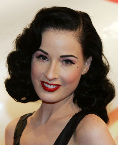 Pink Undertone Skin, Dita Von Teese Style, Dita Von Tease, Classy Hairstyles, Last Minute Halloween Costumes, Vintage Makeup, Dita Von, Dita Von Teese, Retro Hairstyles