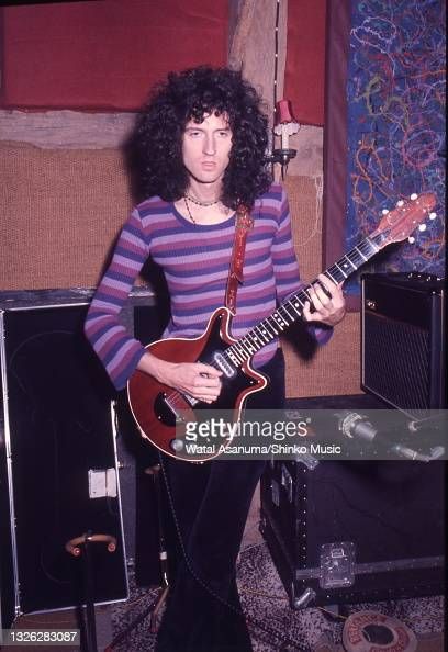 Brian May Red Special, Farm Studio, Queen Brian May, 70s Inspired Outfits, Queen Photos, Queen Pictures, John Deacon, Brian May, Queen Band