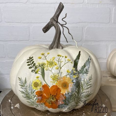 Flower Pumpkins, Decoupage Pumpkins, Pressed Flowers Diy, Home Ideas Kitchen, Farm Craft, Fall Pumpkin Crafts, Home Drawing, Drawing Home, Pressed Flower Crafts