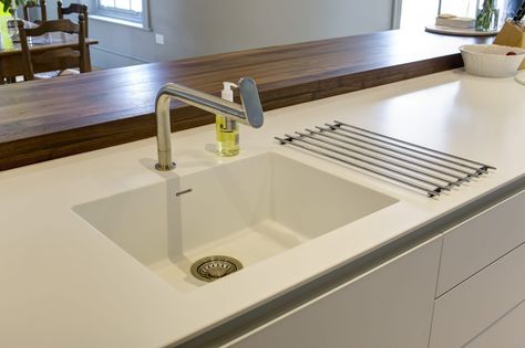 Sweet 881 Corian Moulded Sink Glacier White Sweet 881 Corian sink in Glacier White 12mm worktop. Kitchen Design by Hobsons Choice. Kitchen Counter With Sink, Built In Sink, Corian Sink, White Worktop, Open Plan Living And Dining, Coffee Decor Kitchen, Lilac Grey, Farm Kitchen, Sink Countertop