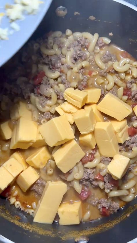 One Pot Taco Mac - What's Mom Cookin' Taco Mac And Cheese Velveeta, Velveeta Chili Mac, One Pot Beef Meals, Mac N Cheese Velveeta, Taco Macaroni, Taco Mac, Taco Mac And Cheese, Kraft Mac N Cheese, Beef Meals