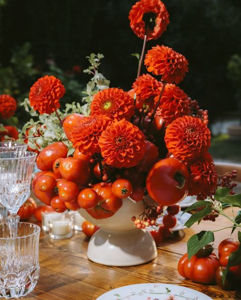 AIMY & DIDIER - welcome dinner 🍅🍝 The first event of a 3 days celebration in the heart of Italy , what a pleasure it was for me to source the best products to the wonderful local artisans , @antichisaporimodigliana prepared the spoja lorda , that I cooked in butter & sage from @cadiviazadurfarmhouse , we used the local olive oil from Brisighella , 10 liters actually , gnocco fritto , cheeses & amazing charcuterie were served during the cocktail hour with an Italicus spritz , then Aimy & Didi... Italian Welcome Dinner, Tomato Party Decorations, Tomato Centerpiece, Tomato Tablescape, Gohar World, Tomato Wedding, Italian Tablescape, Italian Dinner Table, Italian Dinner Party Decorations