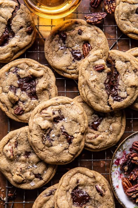 Crinkled on the edges, warm and gooey in the middle and so delicious...these Brown Butter Bourbon Pecan Chocolate Chunk Cookies are the best! Half Baked Harvest Cookies, Red Wine Brownies, Brown Butter Bourbon, Butter Bourbon, Chocolate Chex, Pecan Chocolate, Half Baked Harvest Recipes, Sweet Bourbon, Boozy Desserts