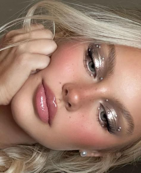 Perfection. #angel #angelic #makeup #angelicmakeup #glitter #white #pearls #makeuplook #eyemakep Graduation 2025, Angel Makeup, Drag Make-up, Gala Party, Ring Ceremony, Fest Outfits, Smink Inspiration, Ethereal Makeup, Dope Makeup