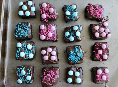 Baby Shower Chocolate Dipped Brownies Gender Reveal Brownies, Dipped Brownies, Baby Shower Brownies, Vegetarian Brownies, Baby Shower Chocolate, Baby Shower Treats, Brownie Desserts, Food Appetizers, Brownies Recipe Easy