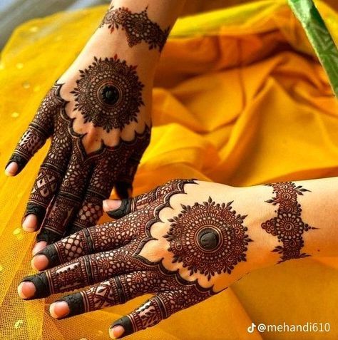 Tattoo Design Mehndi, Simple Mehndi Art, Mehndi Clothes, Mehndi Bridal, Mehndi Design Simple, Bridal Mehndi Design, Mehndi Outfits, Designs Mehndi, Design Mehndi