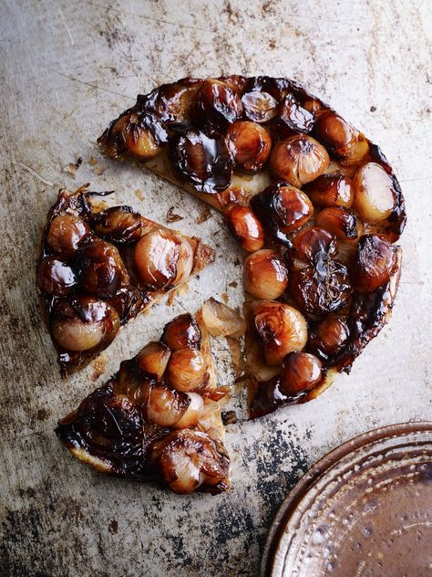 Shallot Tarte Tatin, Tart Tatin, Gardens Illustrated, Tarte Tatin Recipe, French Apple Tart, Savory Tarts, Yummy Fall Recipes, Simple Green Salad, How To Peel Tomatoes