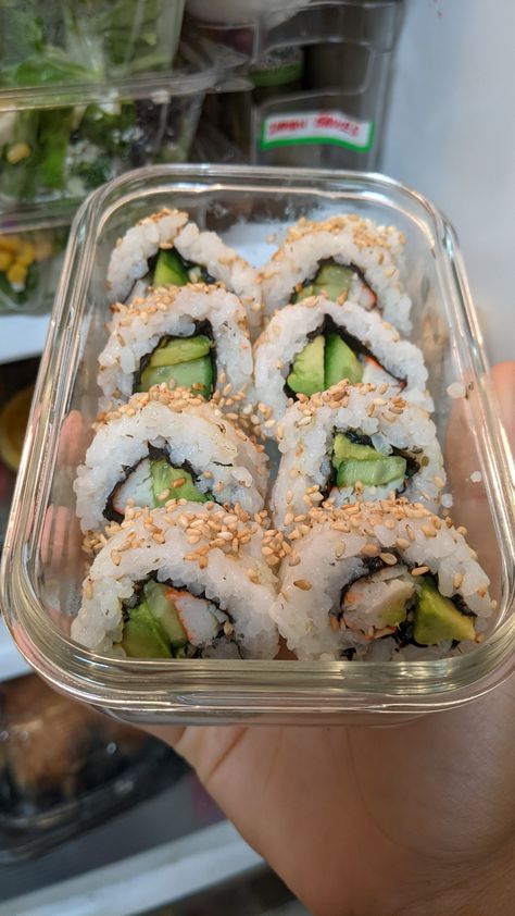 Sushi School Lunch, Sushi Bowl Recipe California Rolls, Sushi Lunch Box Ideas, Highschool Lunch Ideas, Easy Sushi Rolls, Recipes Sushi, Lunch Sushi, Snack Sushi, Aesthetic Sushi