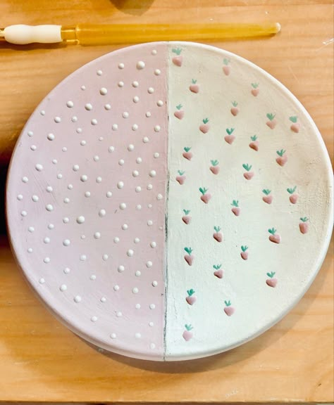 Cute Painted Plate Ideas, Easy Painting Ideas On Pottery, Keramik Painting Plate, Easy Beginner Pottery Projects, Small Plate Painting Ideas, Ceramic Art Painting Ideas Easy, Pottery Painting For Beginners, Pottery Painting Ideas Aesthetic Easy, Clay Cafe Painting Ideas Easy