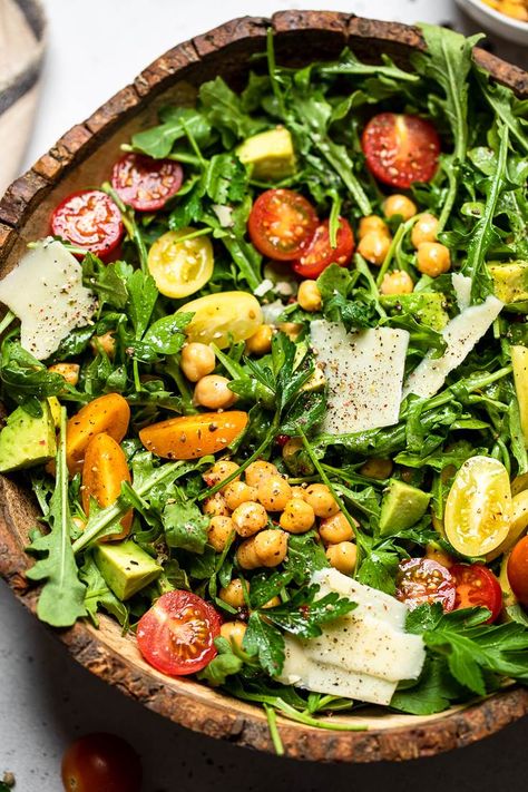 Vegan Arugula Salad with Chickpeas, Avocado and Cherry Tomatoes Vegan Kale Salad, Side Dish Easy, Mesclun Salad, Cold Salad Recipes, Salad With Chickpeas, Arugula Recipes, Arugula Salad Recipes, Vegan Summer Recipes, Vegan Salads