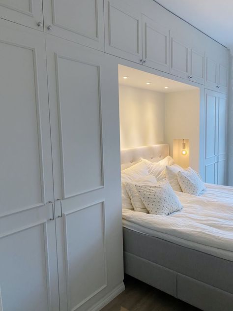 Small Garderobe Room, Bedroom Ideas Wardrobe Over Bed, Bedroom Mdf Design, Bedroom Overhead Storage, Over Bed Wardrobe Ideas, Bedroom Garderobe, Built In Bedroom Cabinets Around Bed, Bedroom Built Ins, Small Bedroom Interior