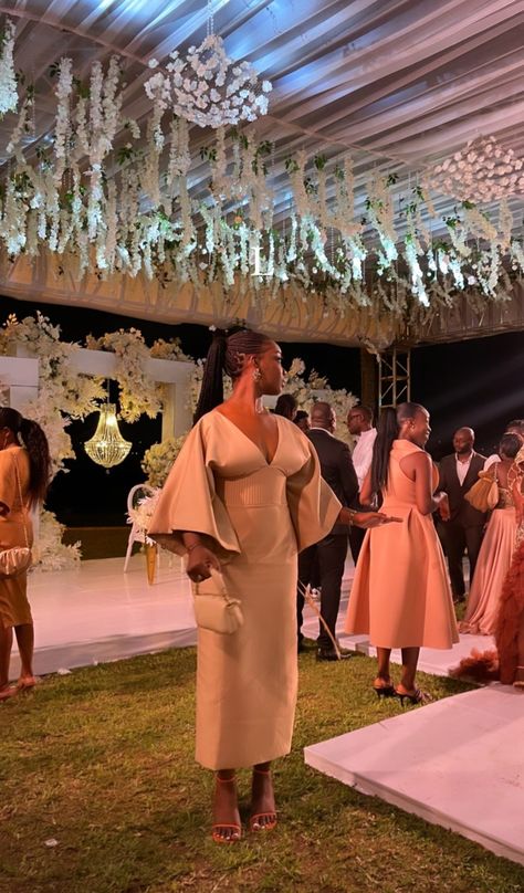 Gala Night Outfit Classy Gowns, Inauguration Outfit, Naija Babe, Ankara Dress Designs, Classy Gowns, Chic Dress Classy, Classy Outfits For Women, Elegant Dresses Classy, Effortlessly Chic Outfits