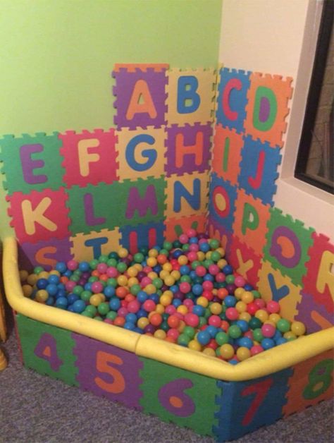 Awesome DIY ball pit for a playroom Diy Ball Pit, Diy Playroom, Indoor Crafts, Baby Room Diy, Kids Daycare, Playroom Design, Kids Room Organization, Dog Rooms, Playroom Wall