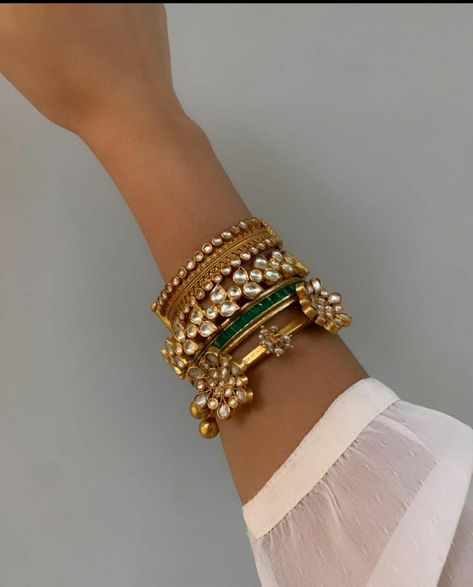 Bangle Bracelets Indian, Stack Bangles, Keep Smile, Vintage Indian Jewelry, Bridal Jewellery Inspiration, Bridal Jewelry Vintage, Bridal Jewellery Design, Antique Jewellery Designs, Jewelry Set Design