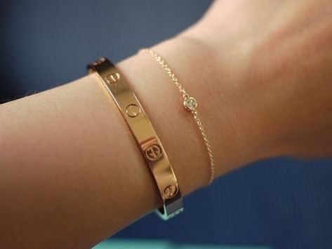 35 different styles of bracelets Elegant and charming bracelets Women In Their 30s, Jewerly Bracelets, Exotic Jewelry, Rose Gold Bangle, Cartier Bracelet, Bracelet Love, Bracelets Gold Diamond, Bangle Designs, Cartier Love