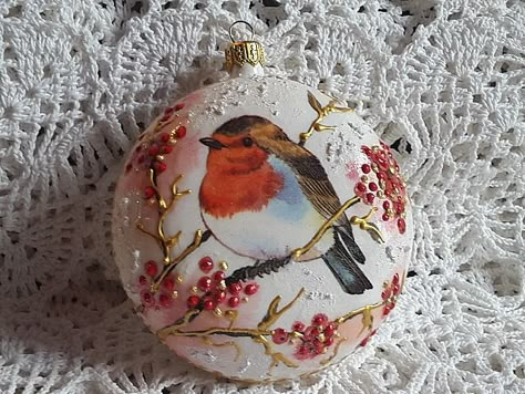 Christmas Ball, decoupage Joanna Decoupage Christmas Balls, Christmas Ball Painting, Decoupage Baubles, Decoupage Christmas Ornaments, Decoupage Ornaments, Christmas Ornament Template, Handpainted Christmas Ornaments, Woodland Ornaments, Christmas Craft Show