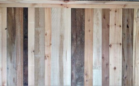 Creating An Accent Wall With Reclaimed Barn Wood And Pallets Reclaimed Wood Projects Furniture, Old World Garden, Metal Ceilings, Salvaged Wood Furniture, Wood Pallet Beds, Plumbing Pipe Furniture, Rustic House Plans, Barn Wood Projects, Wood Furniture Design