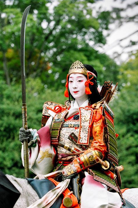 Tomoe Gozen in Jidai Matsuri. The geisha Fukuteru of Miyagawa-cho portrays Tomoe Gozen, a famous female warrior, in Kyoto’s Jidai Matsuri. ° Tomoe Gozen, National Geographic Photo Contest, Ronin Samurai, Matsuri Festival, Science Fiction Art Retro, Female Samurai, Heian Era, Japanese Warrior, Japanese History