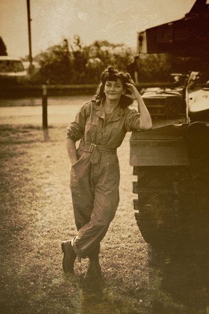 Wwii Women, Woman Mechanic, Land Girls, Look Retro, Rosie The Riveter, 1940s Fashion, Working Woman, Mode Vintage, Vintage Photographs