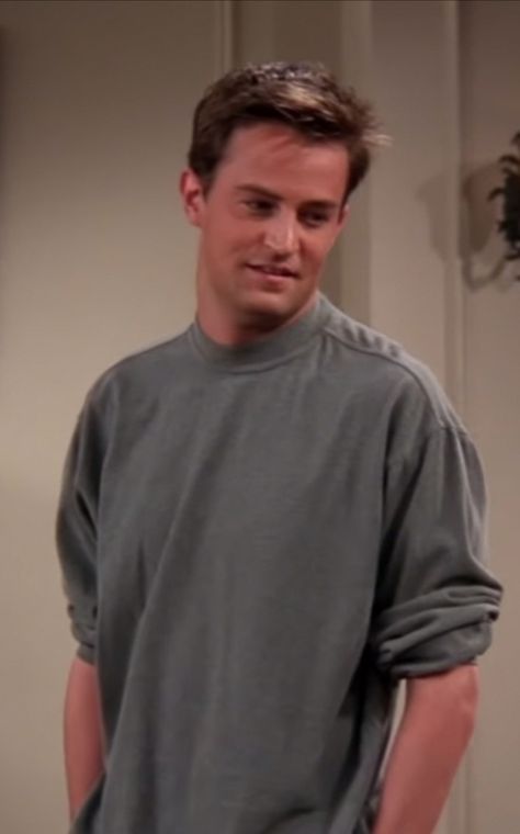 Chandler Bing Hair, Chandler Outfits, Luca Bish, Matt Leblanc, Friends Cast, Friends Season, Friends Series, Chandler Bing, Matthew Perry