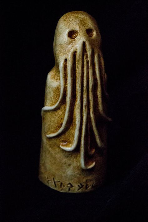 Cthulhu Statue, Cthulhu Fhtagn, Cthulhu Art, Lovecraft Cthulhu, Simple Wood Carving, Lovecraftian Horror, Wood Carving For Beginners, Eldritch Horror, Hp Lovecraft