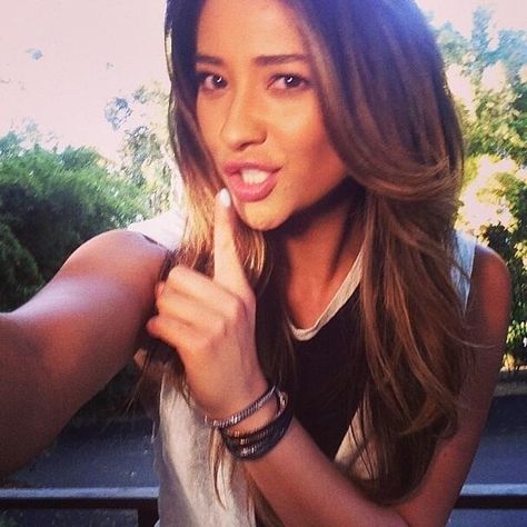 Shhhhh!!!! Spencer And Toby, Emily Fields, Mysterious Girl, Shay Mitchell, Pretty Selfies, Woman Crush, The Cast, Pretty Little Liars, Serie Tv