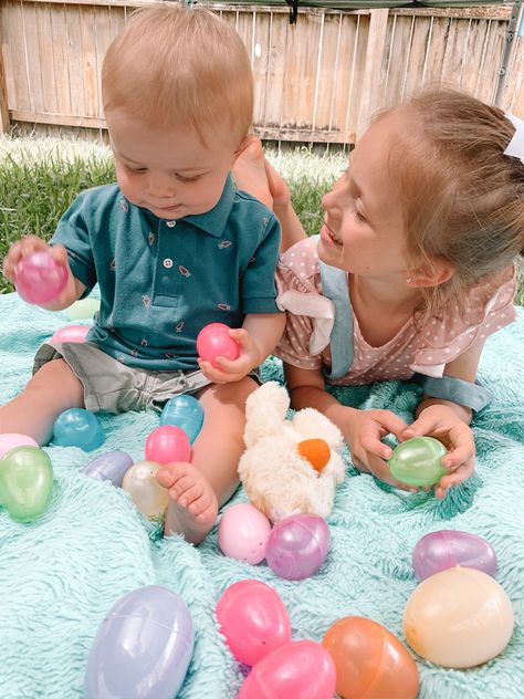 Kids Easter Photoshoot Sibling, Easter Sibling Pictures, Easter Pictures For Kids Siblings, Easter Toddler Pictures, Baby Easter Pictures, Easter Pics, Toddler Pictures, Sibling Pictures, Easter Photoshoot