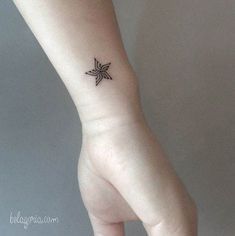 Stardust Tattoo, Star Tattoo On Wrist, Snowflake Tattoo, Tattoo Sonne, Petit Tattoo, Star Tattoo Designs, Handpoke Tattoo, Star Tattoo, Celtic Tattoos