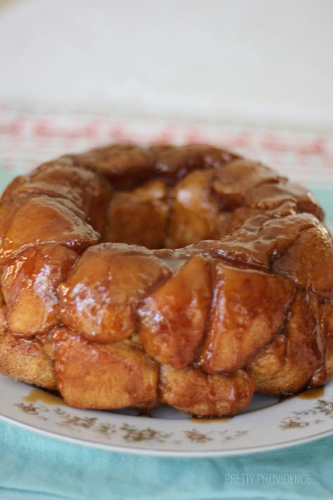 Easy Monkey Bread, 5 ingredient monkey bread, coffee caramel ring, caramel pull-apart bread Quiche Chorizo, Bread Thanksgiving, Biscuit Monkey Bread, Caramel Monkey Bread, Apple Monkey Bread, Savory Monkey Bread, Homemade Monkey Bread, Cinnamon Monkey Bread, Monkey Bread Recipe Easy