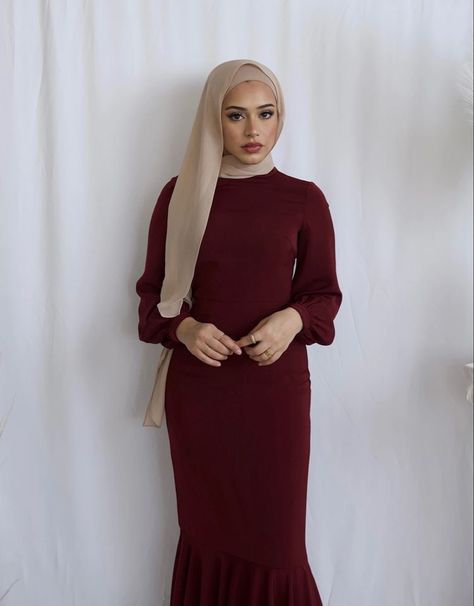 Maroon Abaya Hijab Fashion, Red Dress With Hijab, Gamis Maroon Hijab, Dress Merah Maroon Hijab, Red Hijabi Dresses, Burgundy Hijab Outfit, Hijabi Red Dress, Maroon Dress Hijab, Maroon Hijab Outfit