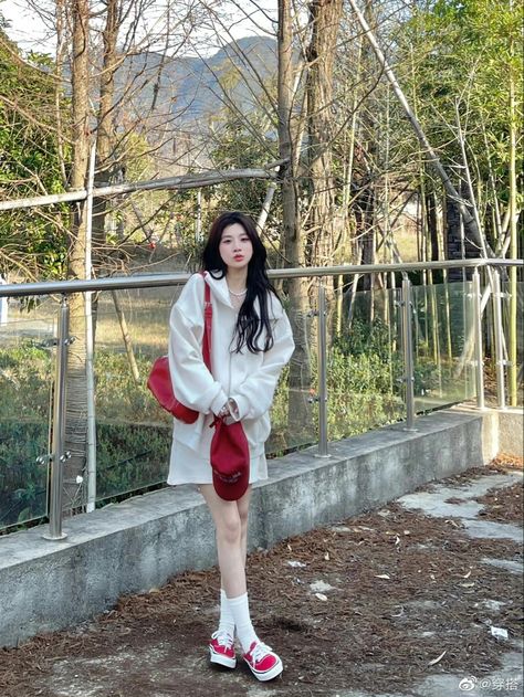 Windy Day Outfit, Ootd Korean, Fashion Chinese, Silk Kurti Designs, Ootd Winter, Fashion Sketches Dresses, Sketches Dresses, Style Korea, Windy Day